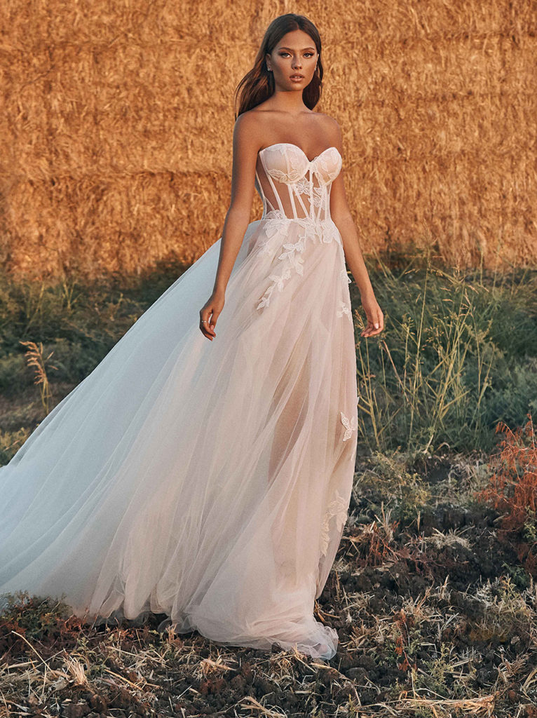 Свадебное платье с открытыми плечами