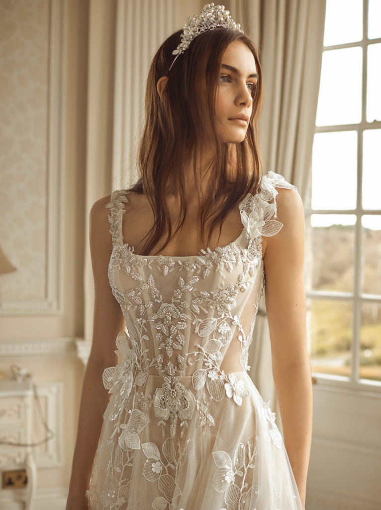 Свадебное платье с блестящей вышивкой