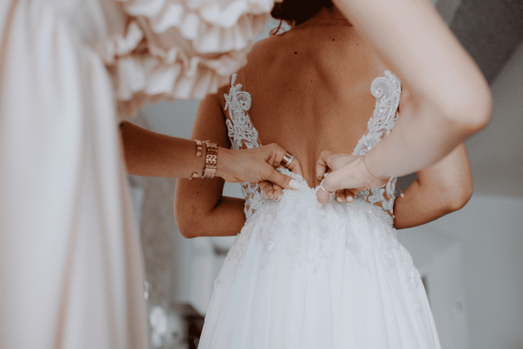 Девушка примеряет свадебное платье
