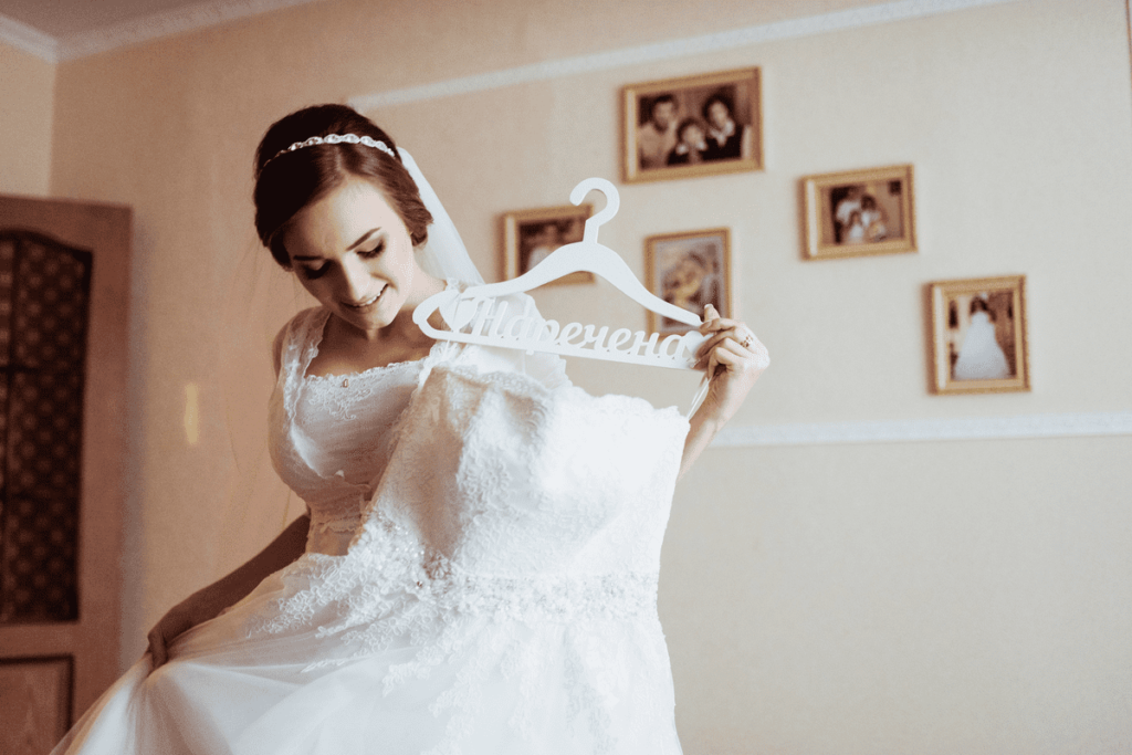 невеста примеряет платье