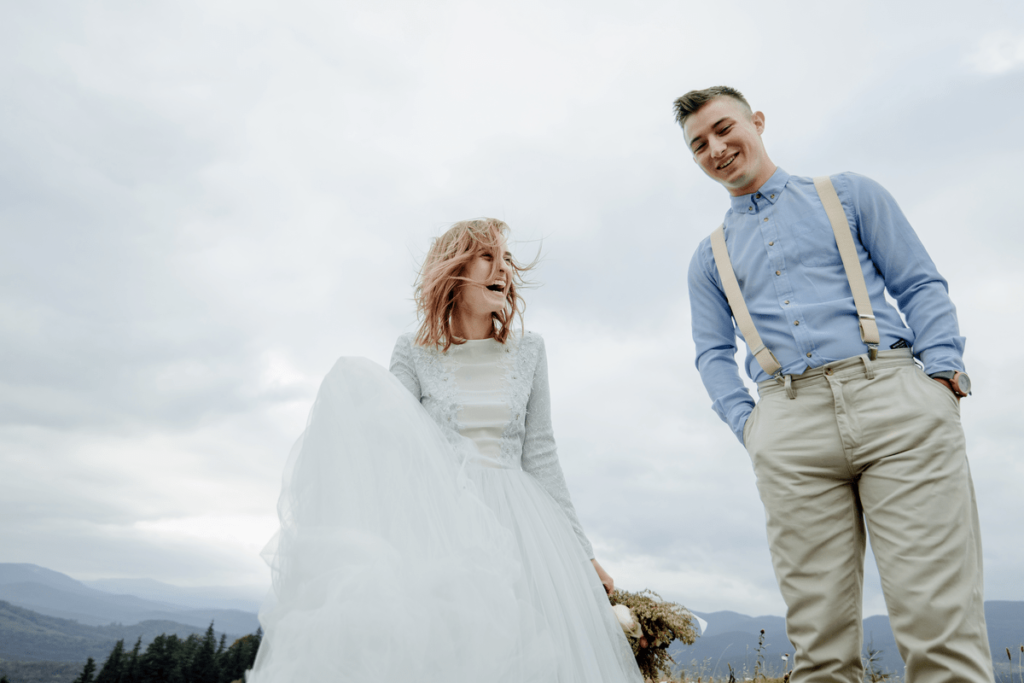 Жених и невеста на свадебной фотосессии