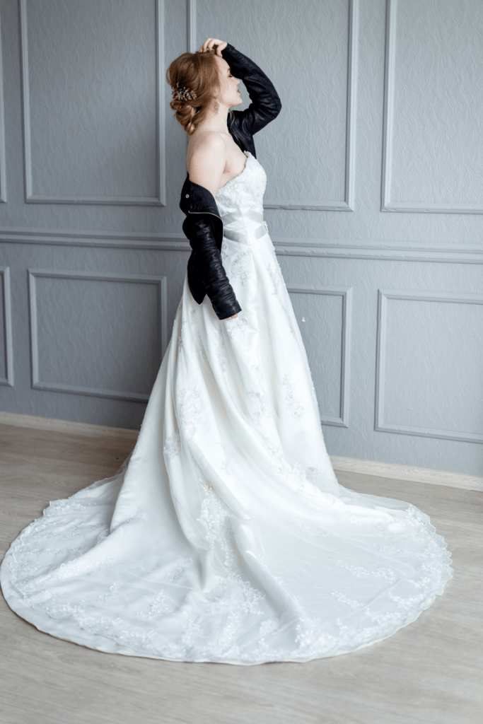 Беременная невеста в свадебном платье